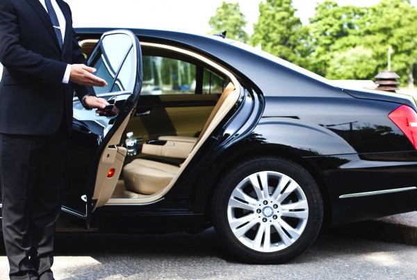 Chauffeured services- A right shift from other travel services to a wiser choice